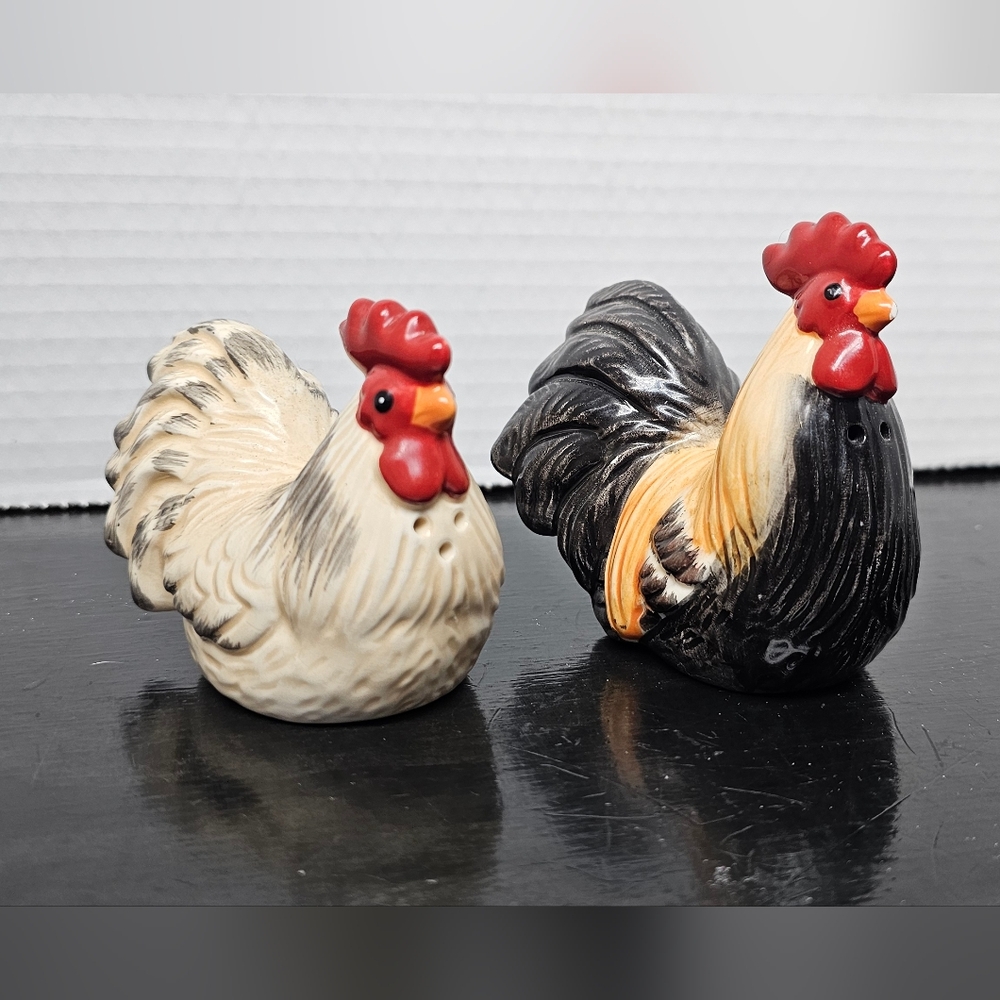 RARE Vintage Collectible Cracker Barrel Ceramic Rooster Salt & Pep shaker set